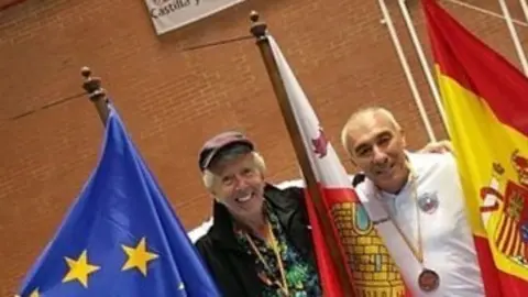 Luis L&oacute;pez (derecha) junto a Bill Brandes, inventor del Crossminton.