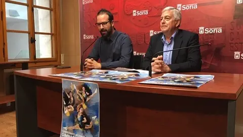 De izquierda a derecha, Hern&aacute;ndez y Nieto