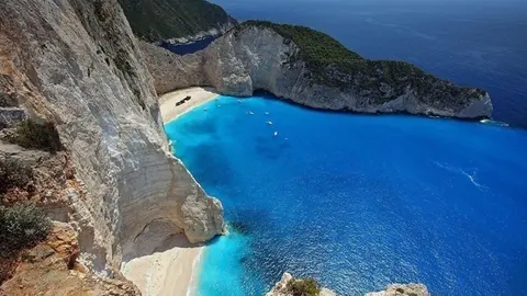 Hermosa cala escondida en las islas Griegas
