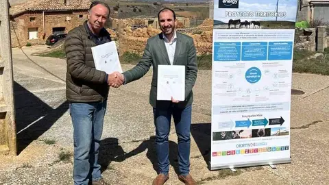 El alcalde de Maj&aacute;n, Carmelo Morales, junto al director regional de Capital Energy en Castilla y Le&oacute;n, V&iacute;ctor Fern&aacute;ndez