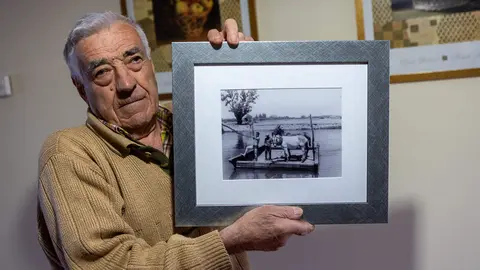 Graciano, posando con la foto en la que aparece