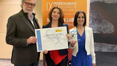 Entreg de reconocimiento a FOES