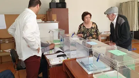 Gabriel de Diego, votando en Renieblas en 2019