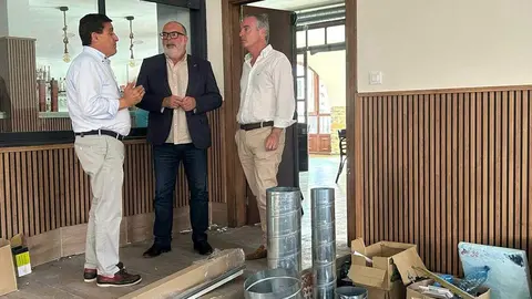 Miguel Latorre visita el centro social de San Pedro Manrique