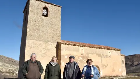 La delegada, junto al alcalde y vecinos de Caracena, junto a la iglesia de Santa Mar&iacute;a