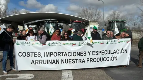Asaja protesta a la puerta de planta de biocombustibles de Babilafuente