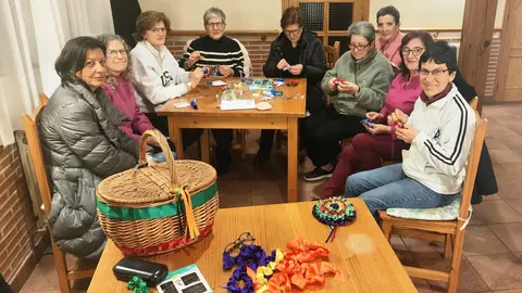 Grupo de mujeres en Abejar haciendo escarapelas