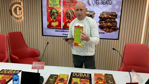 Carlos Par&iacute;s, con el nuevo producto de El Beato