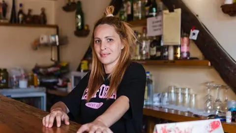 Sandra, este lunes, en el bar de Rello