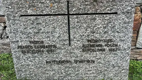 Tumba de V&iacute;ctor Franco y Pedro Auzmendi