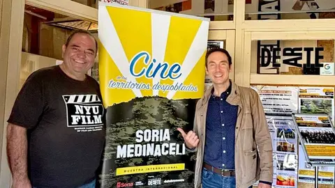 Javier Polo Brazo (izquierda) y Pedro Estepa (derecha) en la entrada del Palacio Ducal de Medinaceli durante la V Edici&oacute;n de Medinaceli CINE, Muestra de los Territorios Despoblados del Mundo.