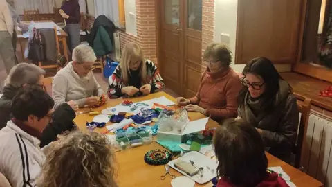 Cosiendo en la Asociaci&oacute;n de Abejar
