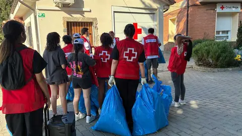 Voluntarios de Cruz Roja limpian residuos en &Aacute;greda en el D&iacute;a del Medio Ambiente