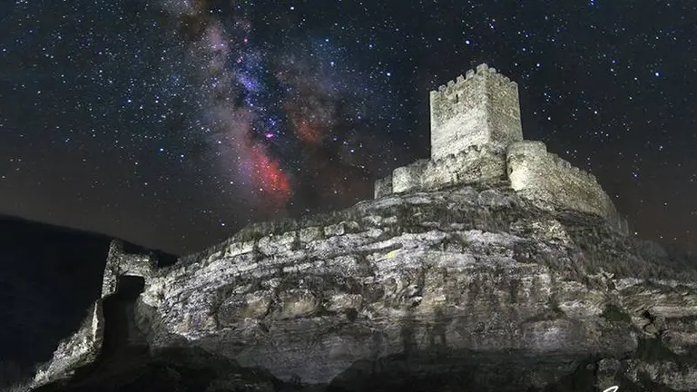 La V&iacute;a L&aacute;ctea sobre el castillo de Maga&ntilde;a. Astrofotograf&iacute;a