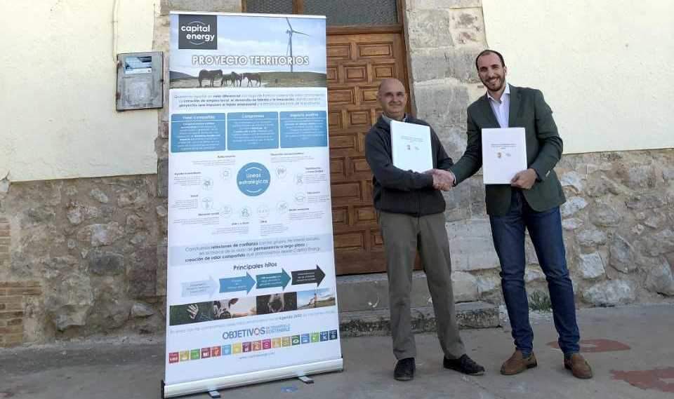 El alcalde de Cihuela, Ángel Beltrán, estrecha la mano del director regional de Capital Energy en Castilla y León, Víctor Fernández