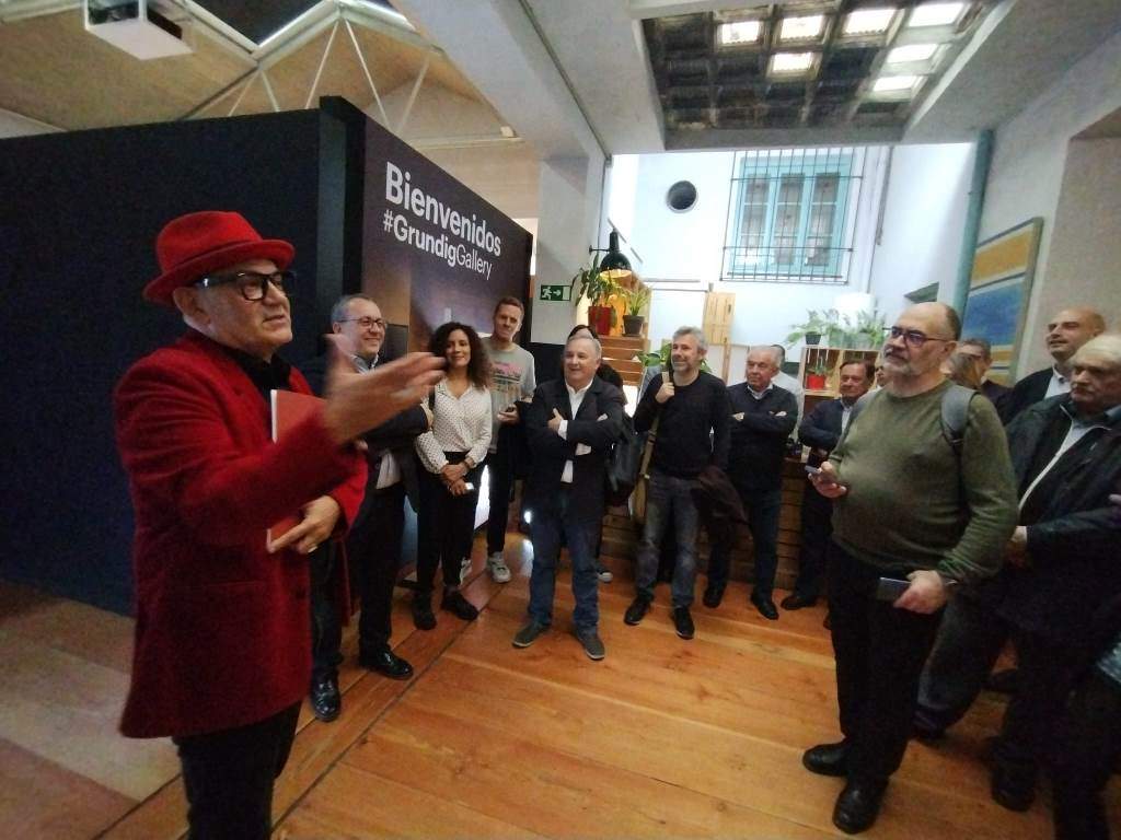 Corbacho, maestro de ceremonias de la Grundig Gallery fe el encargado de realizar el recorrido por los diferentes electrodomésticos