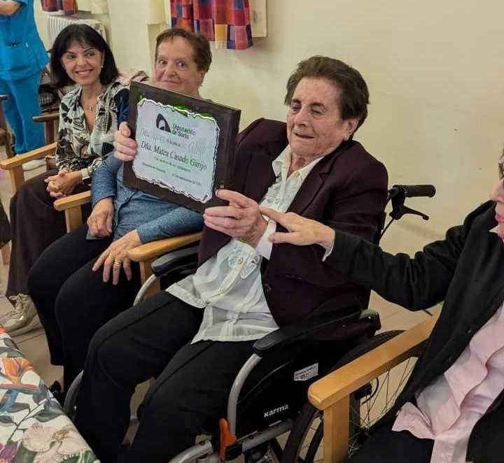 Matea con la placa de Diputación