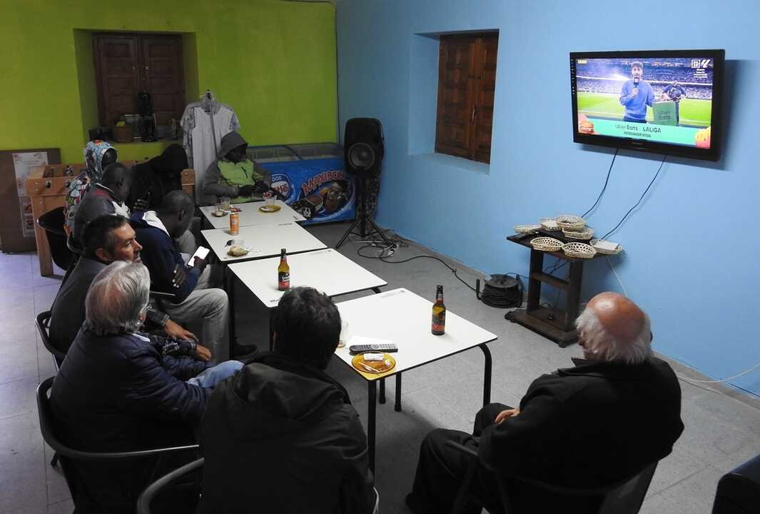 Bar La Venta del Castillo en Fresno de Caracena. Viendo el Clásico