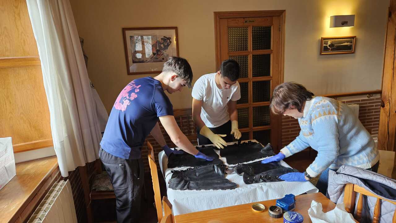 Los barroseros Raúl y Martñin engrasando las polainas